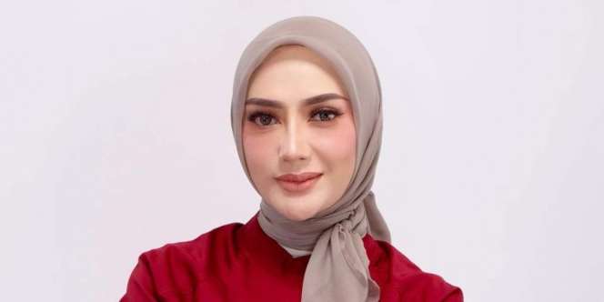 Chef Lita Bagikan Outfit Black and White Anggun Bernuansa Playful