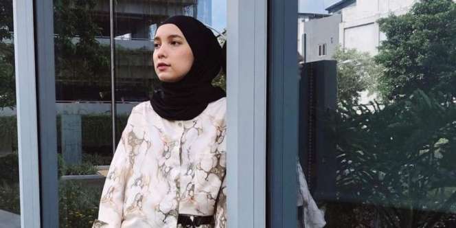 Tampilan Kemeja Hitam Jadi Next Level, Ikuti Trik dari Jenahara