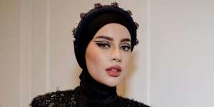 Dandanan Glamor nan Gothic Aghnia Punjabi Bikin Terpana