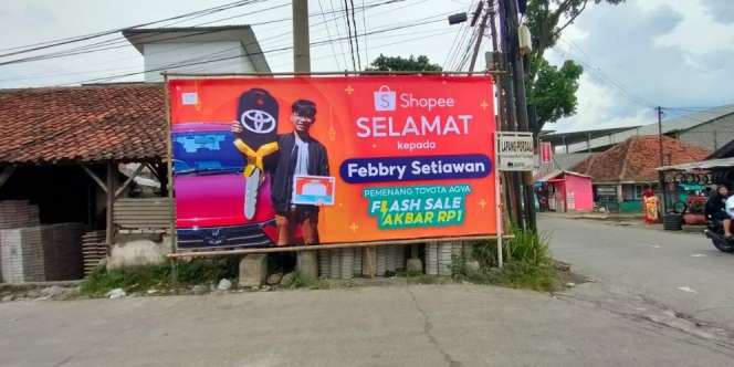Setelah Mendapatkan Mobil Rp1 di Flash Sale Shopee, Wajah Pria Ini Terpampang di Kawasan Cimahi