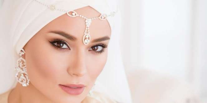MUA Bagikan Trik Unik Pertahankan Riasan Pengantin