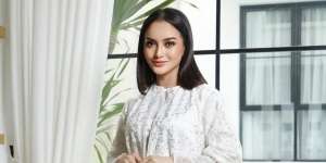 Ririn Ekawati Dirias dengan Makeup Nude, Hasilnya Glowing Maksimal