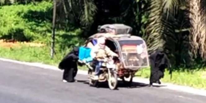 Bantu Dorong Pemotor di Tanjakan Saat Cuaca Terik, 3 Ukhti Bikin Salut