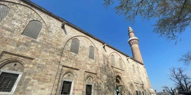 Potret Masjid Ulu Cami’i Bursa di Turkiye yang Memiliki 20 Kubah dan 192 Kaligrafi, Hati Tenang Berada di Dalamnya
