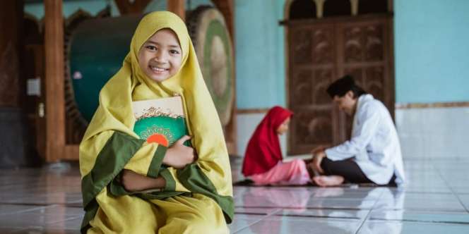 Bermanfaat Luar Biasa, Rutin Ajak Buah Hati ke Majelis Ilmu