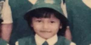 Anak Pakai Seragam Sekolah Ini Sekarang Jadi Pedangdut dan Presenter Terkenal, Coba Tebak Siapa?