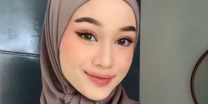 Tampilan Manis Hijab Instan Segitiga Sat Set untuk Si Sibuk