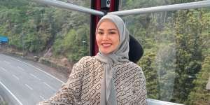 Bagikan Potret di Masjid Nabawi, Aura Wajah Teduh Dara Arafah Bikin Salfok