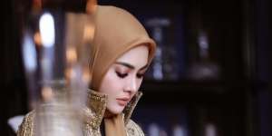 Touch of Red Mewah, Syahrini Padukan Sepatu Merah dan Tas Rp1,5 M