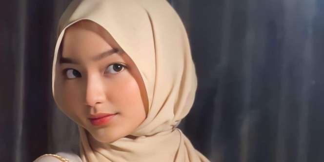 Lebaran Ingin Pakai Pashmina Sifon Look Feminin? Lihat Tutorial Simpelnya