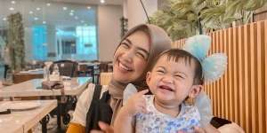 Aksesoris Anak Ria Ricis Dikira Topi Renang, Tahunya Busana Branded yang Bisa Bikin Dompet Menjerit