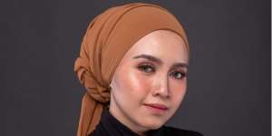 Wajah Segar Bernuansa Romantis dengan Dewy Makeup 