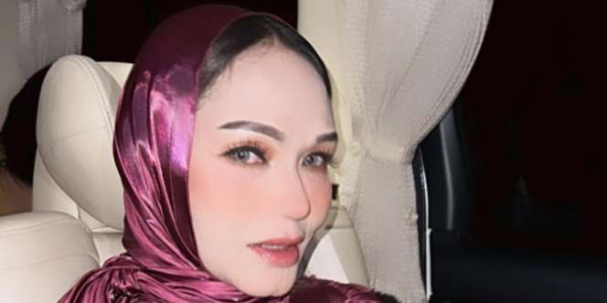 Tampil Berkerudung saat Kunjungan ke Aceh, Makeup Bunda Corla Bikin Salfok