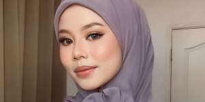 Styling Kerudung Segi Empat dengan Aksen Bunga, Cocok untuk Acara Formal 