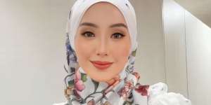 Styling Pashmina Motif Floral Jadi Turban Menutup Leher