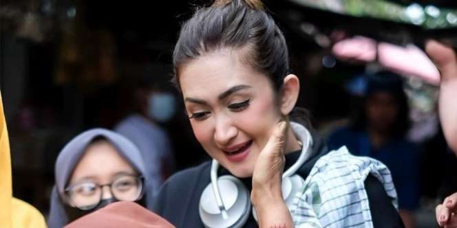 Potret Nafa Urbach Blusukan Sejak Terjun ke Politik: Tetap Cantik Meski Berselempang Kain Topo