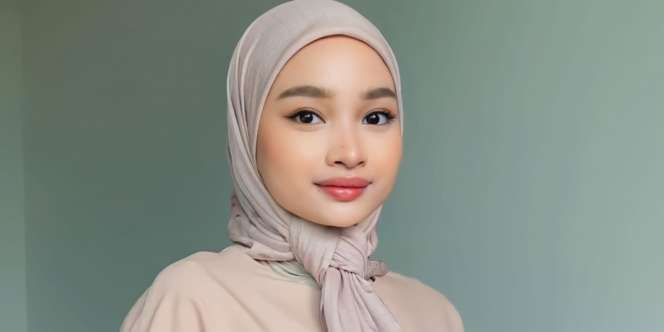 Styling Segi Empat Motif untuk Lebaran, Hanya Butuh Satu Jarum 