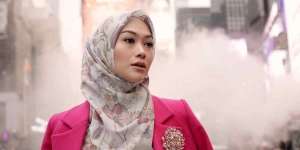 Ide Outfit Hari Raya dengan Busana Full Printing ala Indah Nada Puspita