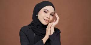 Coba Yuk, Teknik Tonjolkan Kelopak Mata dan Alis dengan Highlighter