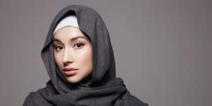 Kunci Finishing Eyeliner Rapi, Jangan Langsung Buka Mata