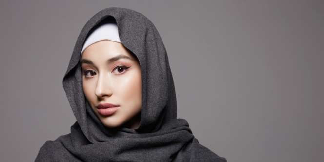 Kunci Finishing Eyeliner Rapi, Jangan Langsung Buka Mata