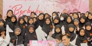 Potret Tangis Fuji Kala Santuni 500 Anak Yatim, Hati Bersedih Teringat Nasib Gala Sky