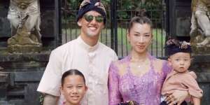 Toleransinya Keren Banget, Jeniffer Bachdim Ajak Anak Bagi-Bagi Takjil