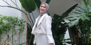 Heels Pink Bikin Tampilan Melody Laksani Lebih Playful
