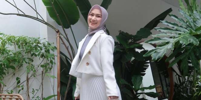Heels Pink Bikin Tampilan Melody Laksani Lebih Playful