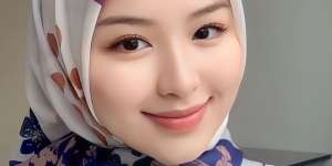 Tampil Stunning Saat Hangout Menggunakan Hijab Square Pattern, Begini Stylingnya