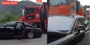 Momen Mobil Rolls Royce Rp18 Miliar Tak Penyok Meski Dihantam Truk dari Depan dan Belakang