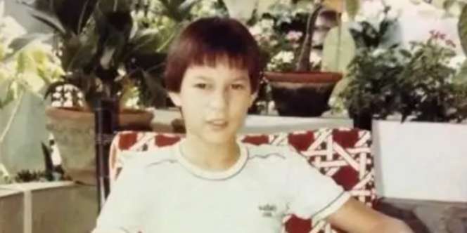 Bocah Blasteran Duduk di Sofa ini Jadi Aktor Terkenal tapi Pernikahannya Terancam Berakhir, Coba Tebak?