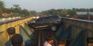Fakta-Fakta Fortuner Nyelonong Masuk Rel di Banyumas, Beredar WA Sebut Sopir Ajak Penumpang Mati Bersama