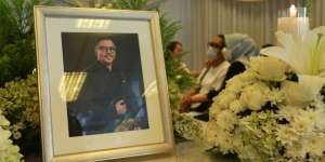 FOTO: Isak Tangis Sahabat Pecah Mengenang Carlo Saba