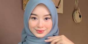 Coba Style Manis dan Sopan dengan Hijab Segitiga Polos