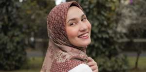 Coba Model Hijab Voal Manis nan Simpel ala Dwi Handa 