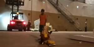 Viral Wanita Ini Histeris Ditinggal Pacar di Pelabuhan