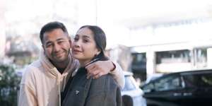 Raffi Ahmad Lepas Bra Nagita, Enzy Storia Syok