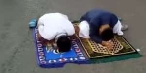 Dua Pria Ketiduran di Tengah Jalan saat Salat Id, Sampai Bubar Tak Kunjung Bangun