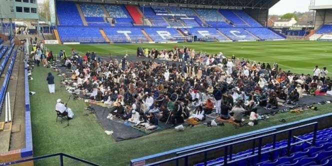 Klub Liga Inggris Jadikan Lapangan Stadion untuk Salat Idul Fitri