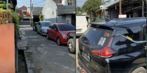 Emosi Mobil Tetangga Parkir Sembarangan di Jalan Komplek, Cara Pria Ini Balas Dendam Epik Banget