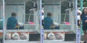 Niat Curang, Si Remaja Malah Kejebak di dalam Mesin Capit Boneka