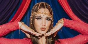 Outfit Ultah Bertema Arab Nia Ramadhani Curi Perhatian