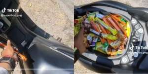 Aksi Ngakak Pemuda Gak Mau Rugi Kumpulkan Jajanan Saat Lebaran, Hasilnya Bisa Buka Warung Sendiri