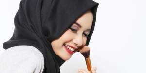 Foundation Mulus Bebas Crack, Pakai Stippling Brush 
