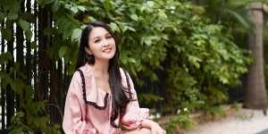 Casual Look dengan Celana Oversized ala Sandra Dewi