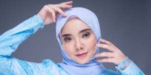 Gambar Wing Liner Pakai Eyeshadow, Hasilnya Dramatis
