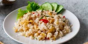 Nasi Sisa Naik Kelas dengan Tumisan Daun Jeruk