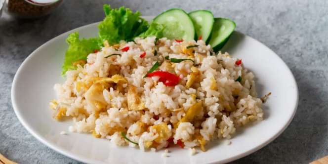 Nasi Sisa Naik Kelas dengan Tumisan Daun Jeruk