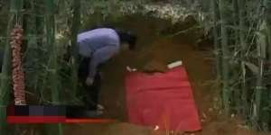 Ziarah ke Makam Suami yang Baru Meninggal, Istri Syok Dengar Suara Aneh dari Kuburan: Tolong Aku